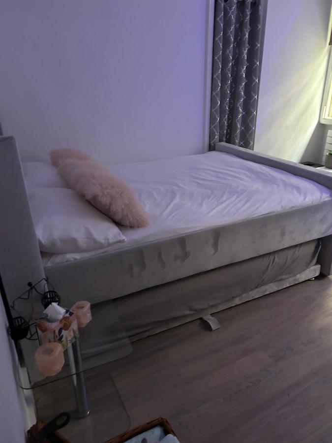 Habitación en casa particular Beautiful Double In A Location Next To Various Tube Stations With Breakfast And Yoga Options Available On Site *
